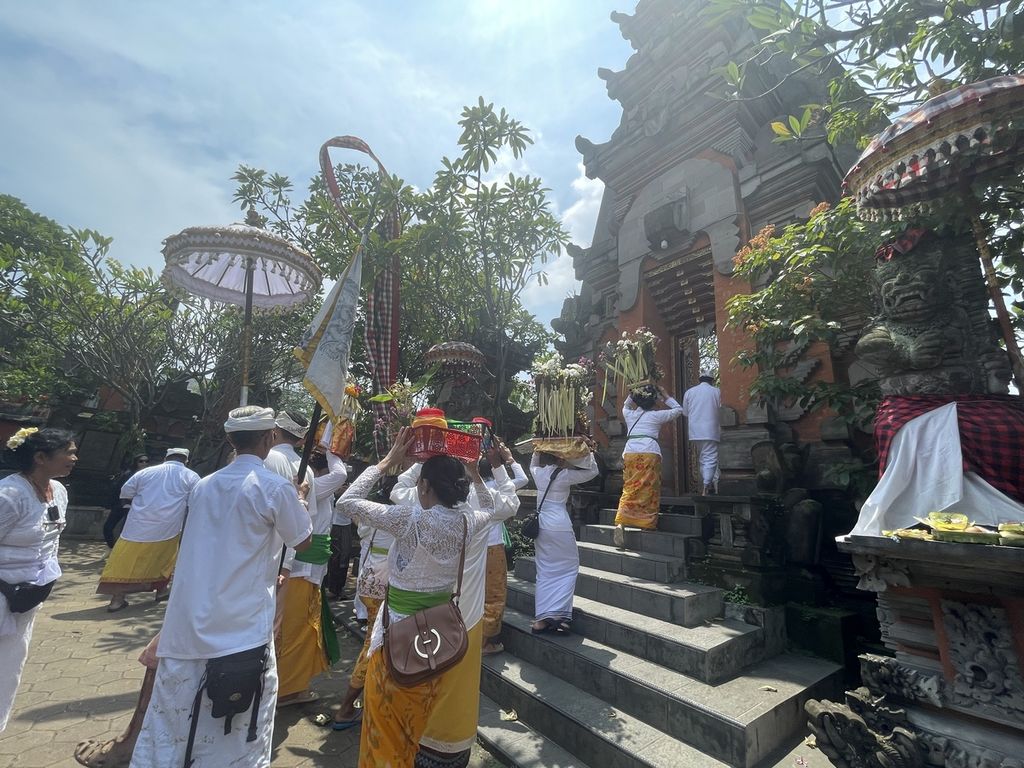 Sejumlah umat Hindu berbagai pura di Jakarta, Bogor, dan Depok mengikuti upacara Tawur Agung Kesanga di Pura Adhitya Jaya, Rawamangun, Jakarta Timur, Selasa (21/3/2023) atau sehari sebelum hari raya Nyepi.