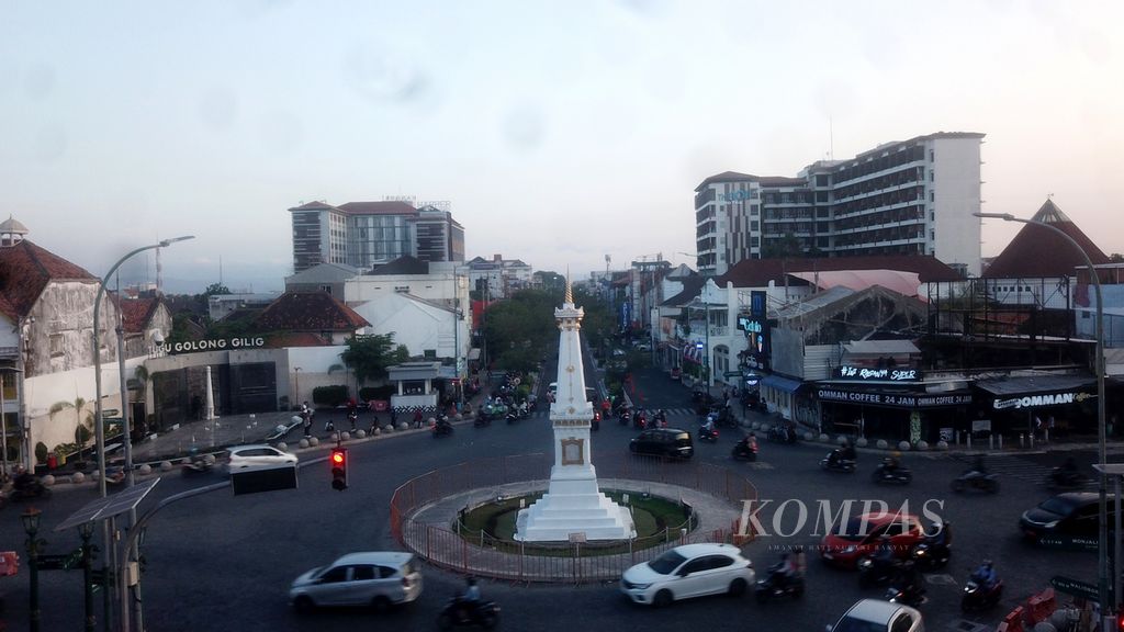 Kendaraan melintas saat senja di simpang Tugu Yogyakarta, Kota Yogyakarta, Selasa (19/9/2023).