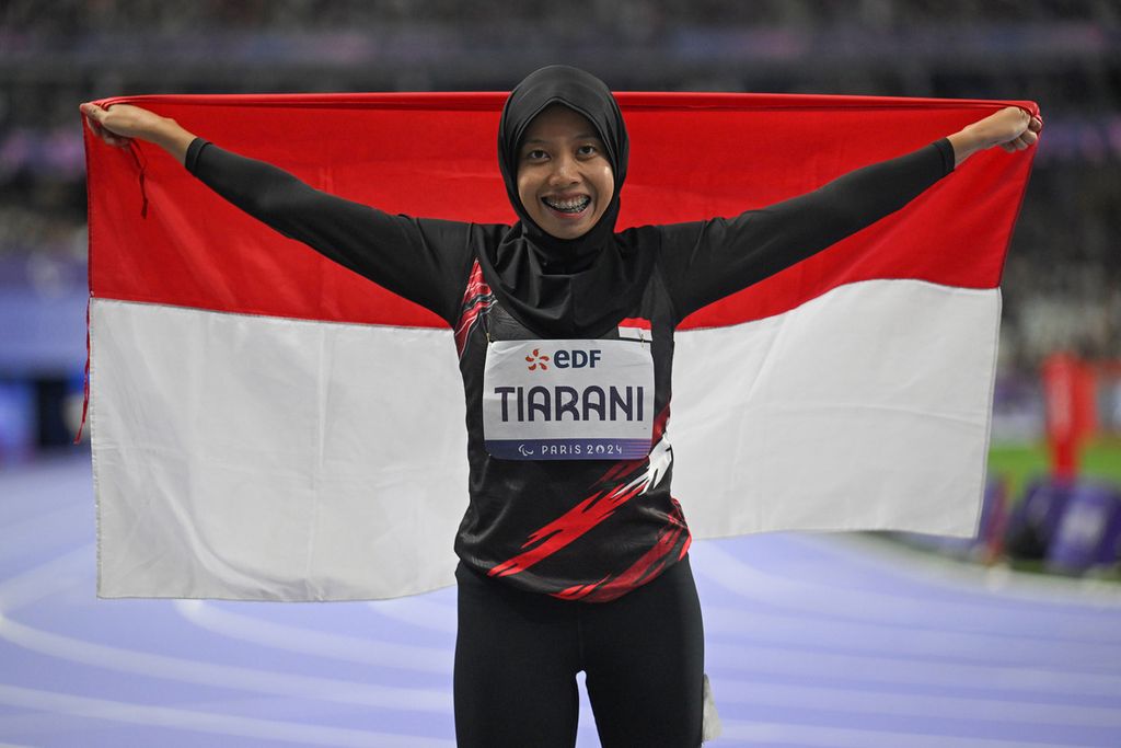 Sprinter Indonesia, Karisma Evi Tiarani, melakukan selebrasi setelah berhasil finis di urutan kedua dalam pertandingan final nomor 100 meter T63 putri Paralimpiade Paris 2024 di Stadion Stade de France, Paris, Perancis, Sabtu (07/09/2024). Evi meraih medali perak dengan catatan waktu 14,26 detik.