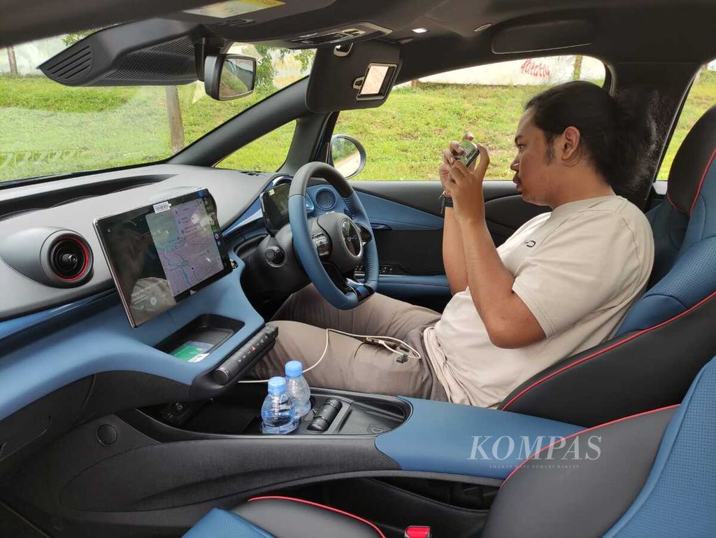 Peserta Media Test Drive mengamati interior mobil BYD Dolphin di sela uji kendaraan tersebut di Sentul, Bogor, Jawa Barat, Selasa (23/1/2024).