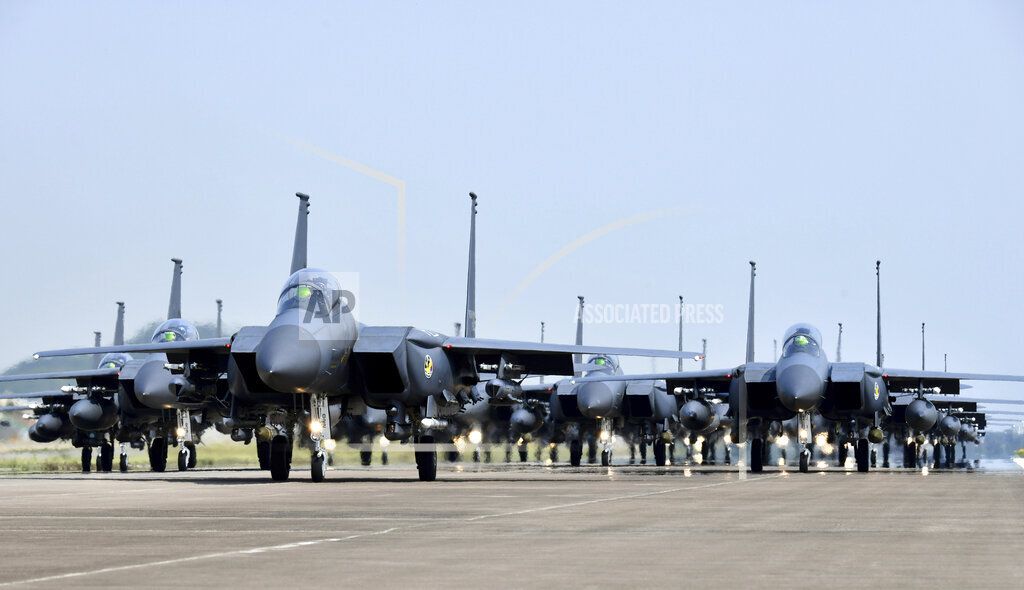 Dalam foto yang disediakan oleh Kementerian Pertahanan Korea Selatan ini, pesawat tempur F-15K Angkatan Udara Korea Selatan bergerak seperti sekawanan gajah di sebuah pangkalan udara tak dikenal di Korea Selatan, Selasa (24/5/2022). 