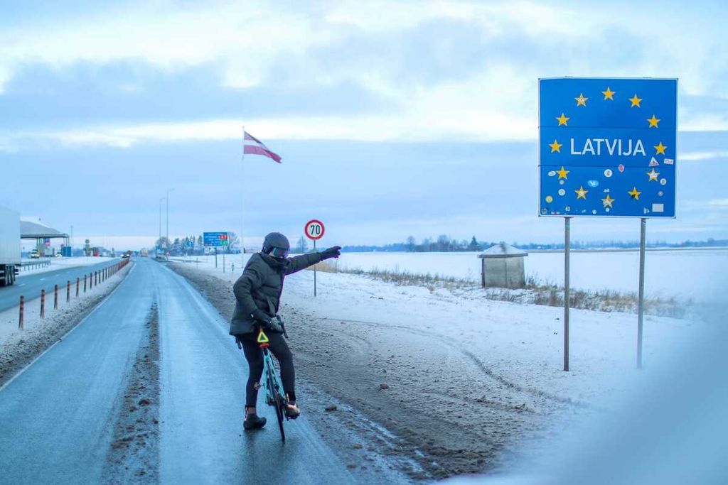 Royke Lumowa terus mengayuh sepeda dalam perjalanan dari Lituania menuju kota Riga di Latvia.