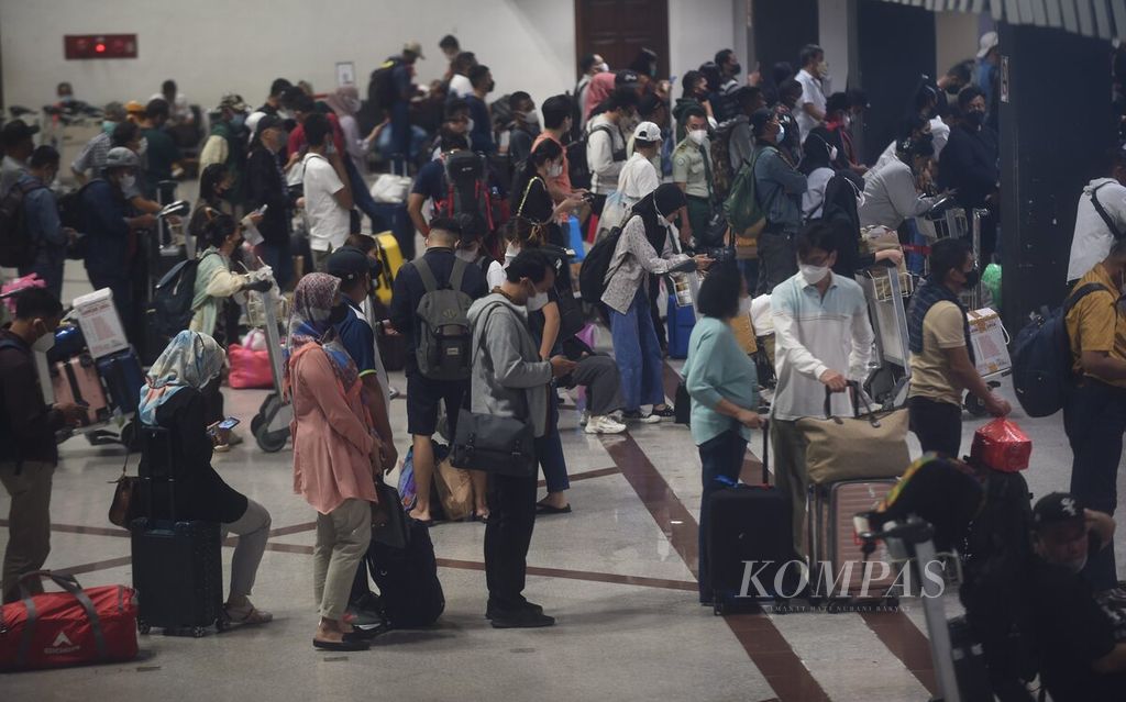 Calon penumpang antre <i>check in </i>di hari mulai dioperasikannya Posko Pelayanan Angkutan Udara Natal 2022 dan Tahun Baru 2023 di Terminal 1 Bandara Juanda di Sidoarjo, Jawa Timur, Senin (19/12/2022).