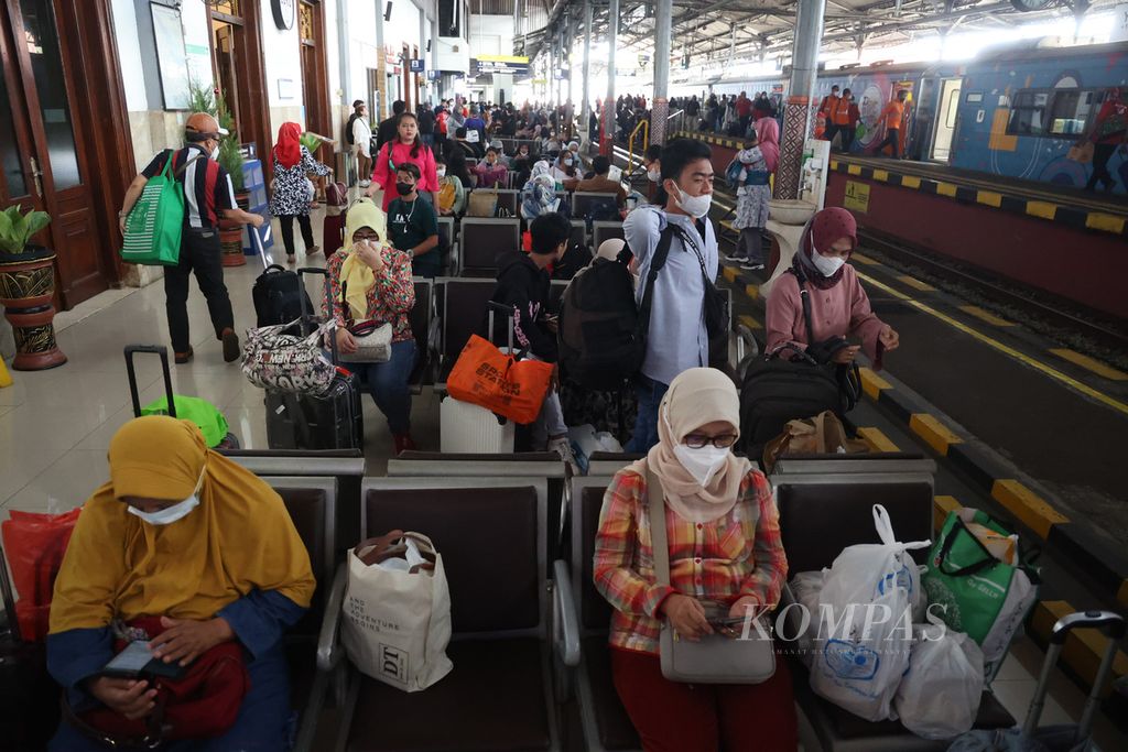 Penumpang bersiap menempuh perjalanan di Stasiun Tugu, Yogyakarta, Kamis (22/12/2022). 