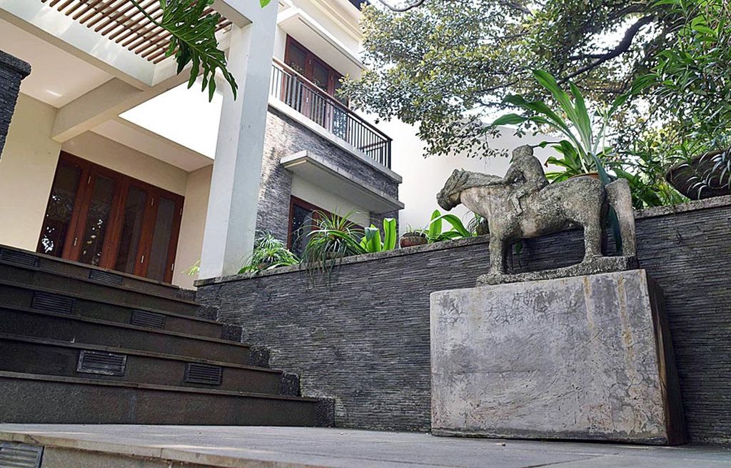 Patung penunggang kuda terpasang di pintu masuk rumah pelukis Srihadi Soedarsono.