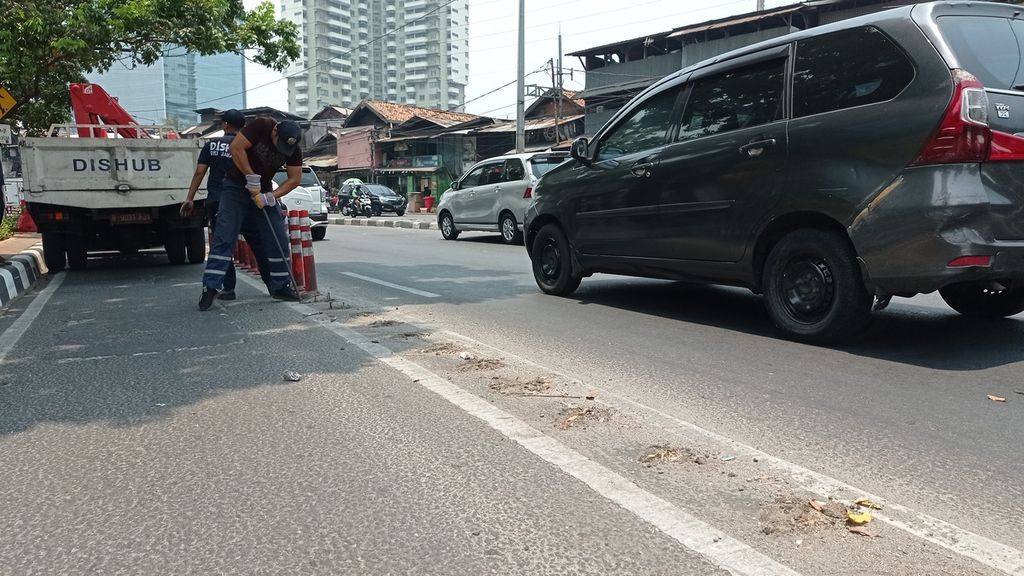Petugas mencopot <i>stick cone</i> lajur sepeda yang rusak di samping Menara BNI, Jakarta Pusat, Rabu (18/10/2023). 