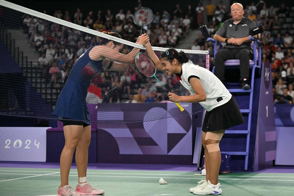 Tunggal putri Indonesia, Gregoria Mariska Tunjung (kanan), menyalami lawannya asal Thailand, Ratchanok Intanon, seusai pertandingan perempat final bulu tangkis Olimpiae Paris 2024 di Porte de la Chapelle Arena, Paris, Perancis, Sabtu (3/8/2024). Gregoria ke semifinal seusai mengalahkan Intanon.