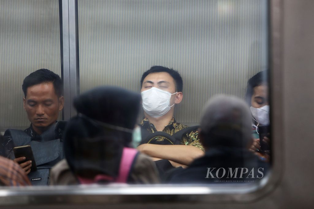 Penumpang KRL Commuterline mengenakan masker saat kereta berhenti di Stasiun Palmerah, Jakarta, Senin (2/3/2020). 