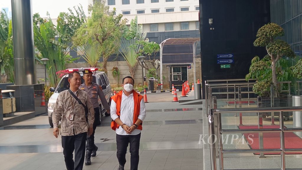 Direktur Alat dan Mesin Pertanian Kementerian Pertanian Muhammad Hatta dengan mengenakan rompi oranye berjalan menuju Gedung Merah Putih Komisi Pemberantasan Korupsi, Jakarta, Selasa (24/10/2023).