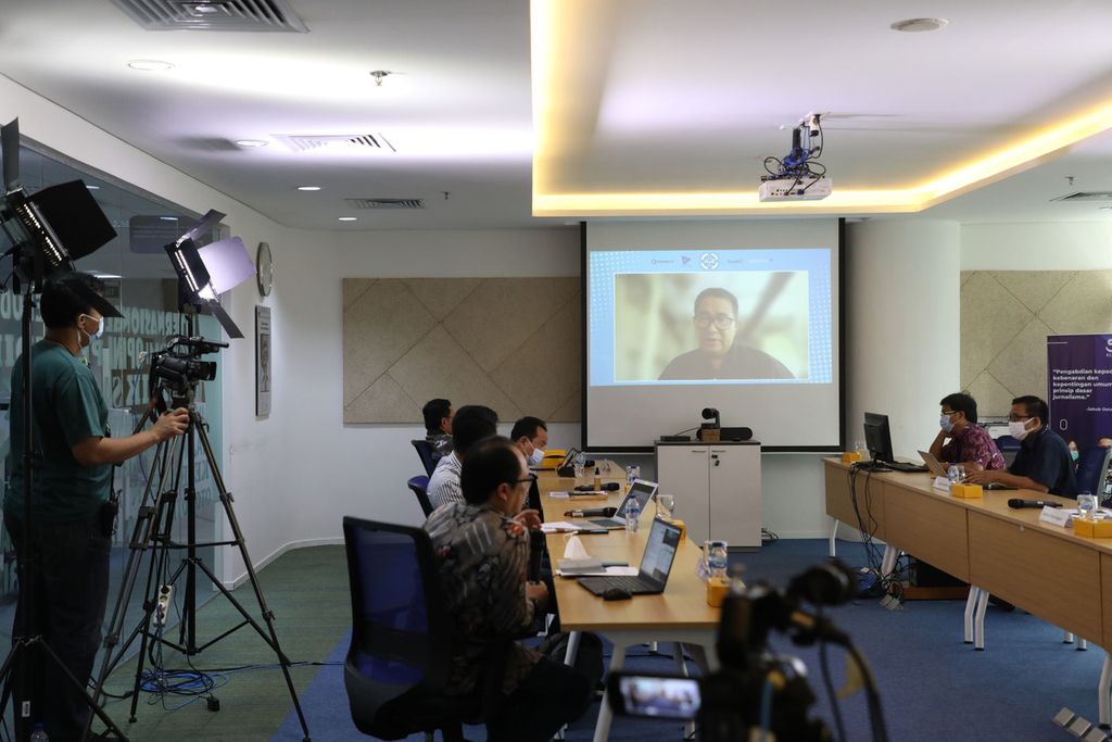 Dirjen Otonomi Daerah Kemendagri Akmal Malik berbicara dalam Diskusi Forum XYZ dengan tema Penjabat Menguasai Daerah: Kebijakan Terarah Vs Konservatisme Kebijakan digelar di Kantor Redaksi Harian <i>Kompas</i>, Jakarta, Selasa (10/5/2022). Selain Akmal Malik, pembicara lain yang berbicara adalah Menteri Pendayagunaan Aparatur Negara dan Reformasi Birokrasi (Menpan RB) Tjahjo Kumolo, Gubernur Jawa Barat Ridwan Kamil, Wali Kota Bogor Bima Arya, dan Mantan Dirjen Otonomi Daerah Djohermansyah Djohan.
