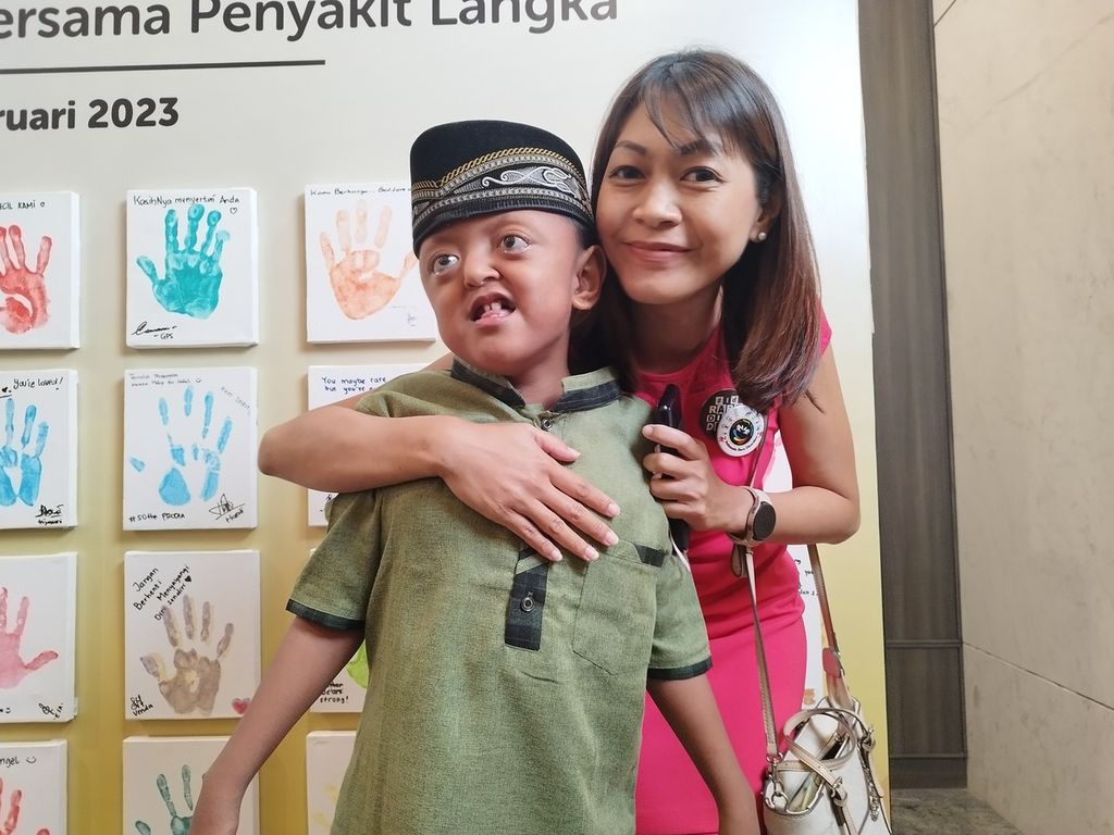 Pendiri Indonesian Rare Disease, Yola Tsagia, tengah berpose dengan seorang anak dengan penyakit langka dalam peringatan Hari Penyakit Langka Sedunia yang digelar di Prodia Tower, Jakarta Pusat, Selasa (28/2/2023).