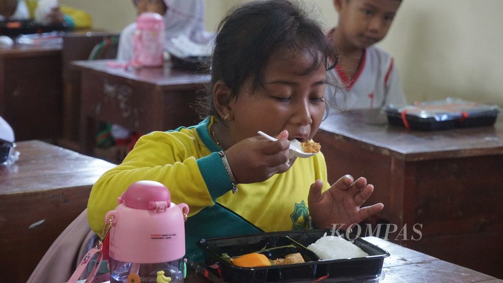 Seorang siswi menyantap sajian makanan dalam uji coba program makan bergizi gratis di SD Negeri Tugu 120 Surakarta, Kota Surakarta, Jawa Tengah, Kamis (25/7/2024). 