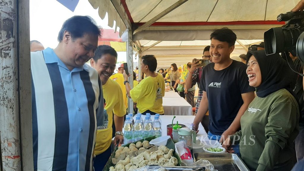 Ketua Umum Partai Golkar Airlangga Hartarto menyaksikan festival masak dalam rangkaian HUT-59 Partai Golkar dan konsolidasi menuju pemilu damai 2024 di Stadion Pakansari, Bogor, Jawa Barat, Sabtu (6/1/2024).