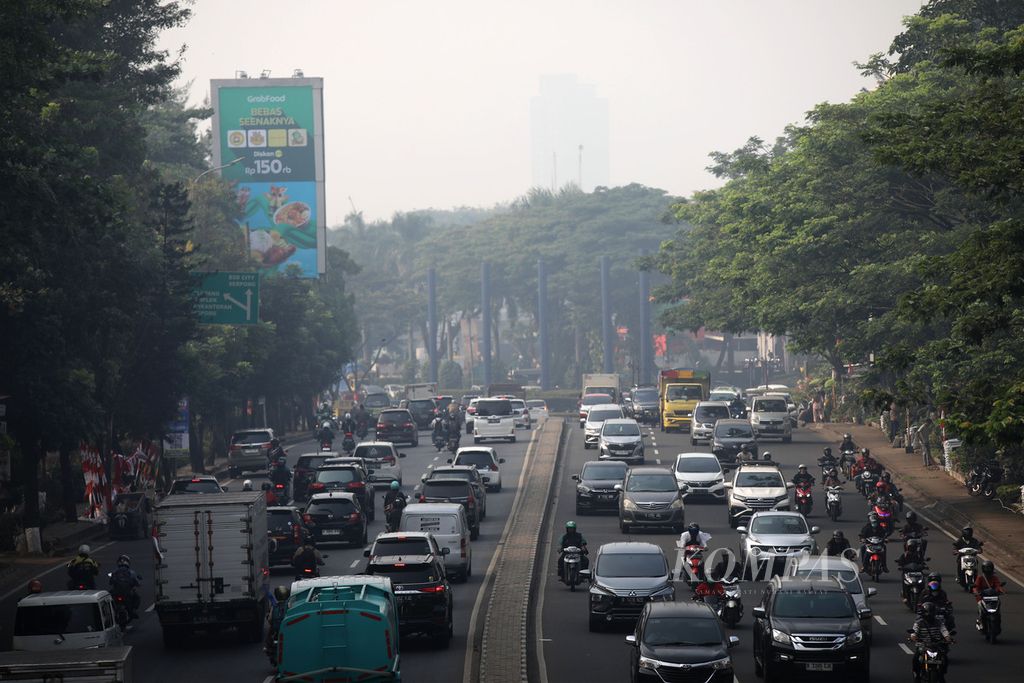 Kepadatan kendaraan di Jalan Serpong Raya, Tangerang Selatan, Banten, Jumat (11/8/2023). Berdasarkan catatan Nafas Indonesia, lembaga pemantau kualitas udara, Tangerang Selatan menjadi kota dengan kualitas udara terburuk di Indonesia pada Juli 2023. 
