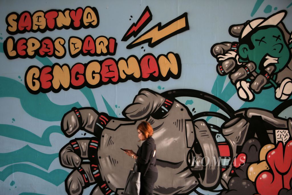 Pekerja melewati terowongan di Jalan Kendal, Jakarta, Rabu (4/1/2022). Terbitnya Peraturan Pemerintah Pengganti Undang-undang atau Perppu Nomor 2 Tahun 2022 tentang Cipta Kerja menuai polemik, baik oleh pekerja maupun pihak pengusaha. 