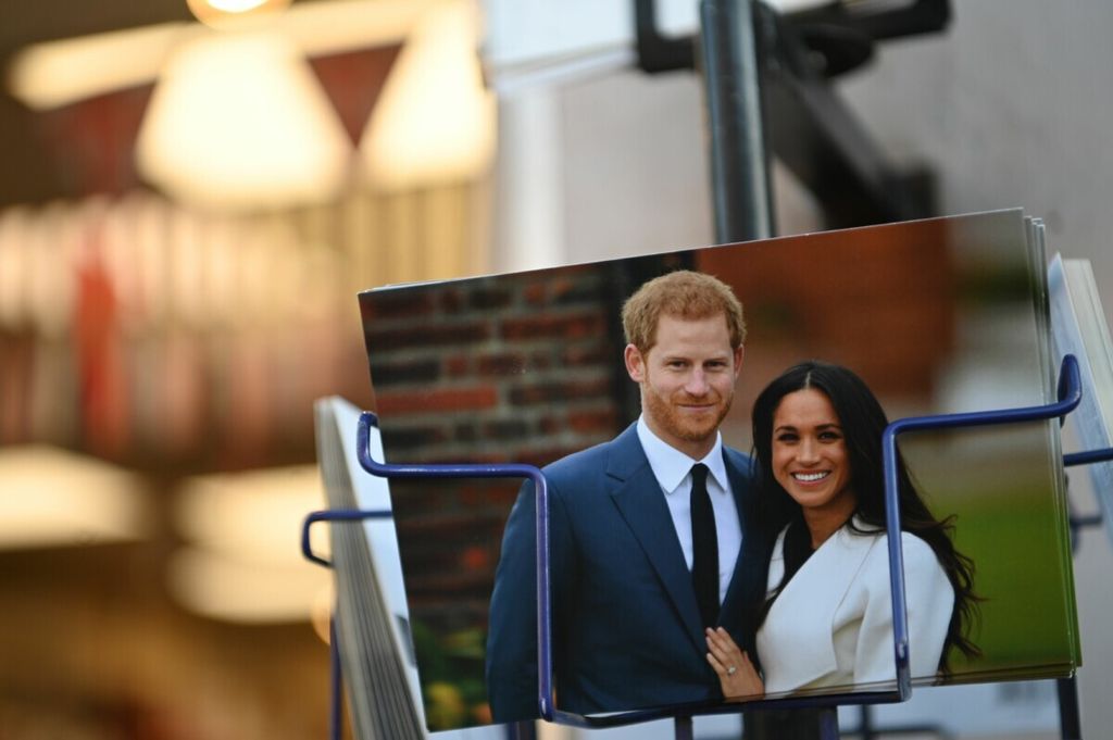 Memorabilia kerajaan menampilkan Pangeran Inggris Harry dan istrinya, Meghan Markle, dipajang di sebuah toko dekat Istana Buckingham di London, 10 Januari 2020.  