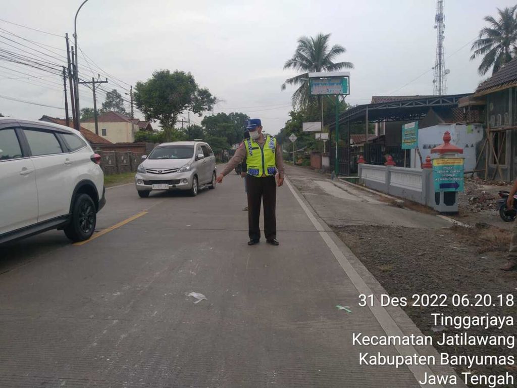 Polisi menunjukkan lokasi kecelakaan di Desa Tinggarjaya, Jatilawang, Banyumas, Jawa Tengah, Sabtu (31/12/2022). 