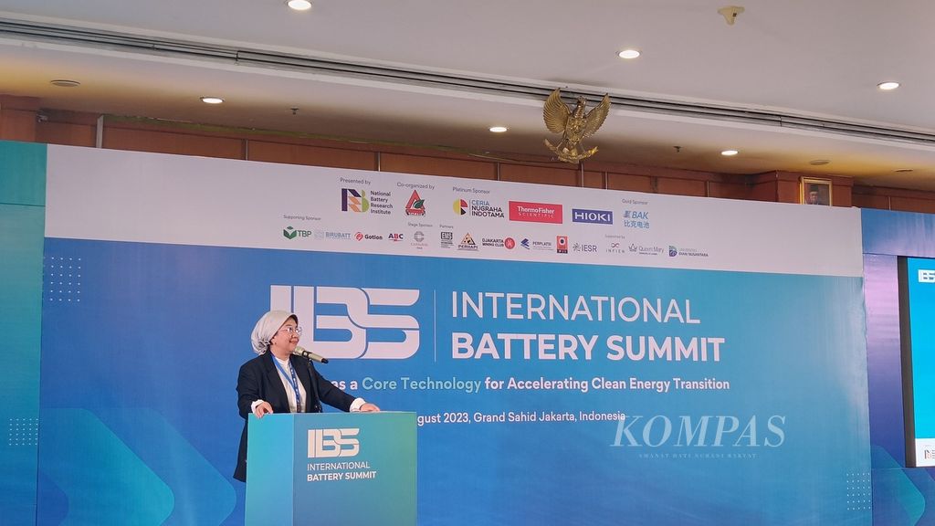 Pendiri National Battery Research Institute (NBRI), Evvy Kartini, saat menyampaikan sambutan dalam International Battery Summit 2023 di Jakarta, Selasa (1/8/2023).