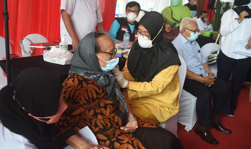 Warga mendapatkan vaksinasi saat <i>kick off </i>vaksinasi <i>booster </i>Jawa Timur di Kantor Dinas Ketenagakerjaan Jatim, Kota Surabaya (12/1/2022). Sebanyak 100 warga menjalani vaksin booster tersebut. Sasaran vaksin booster ditujukan bagi masyarakat berusia 18 tahun ke atas dengan prioritas lansia. 