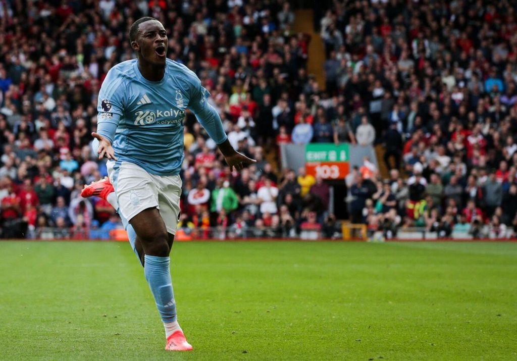 Gelandang Nottingham Forest, Callum Hudson-Odoi, merayakan gol ke gawang Liverpool pada laga Liga Inggris di Anfield, Sabtu (14/9/2024).