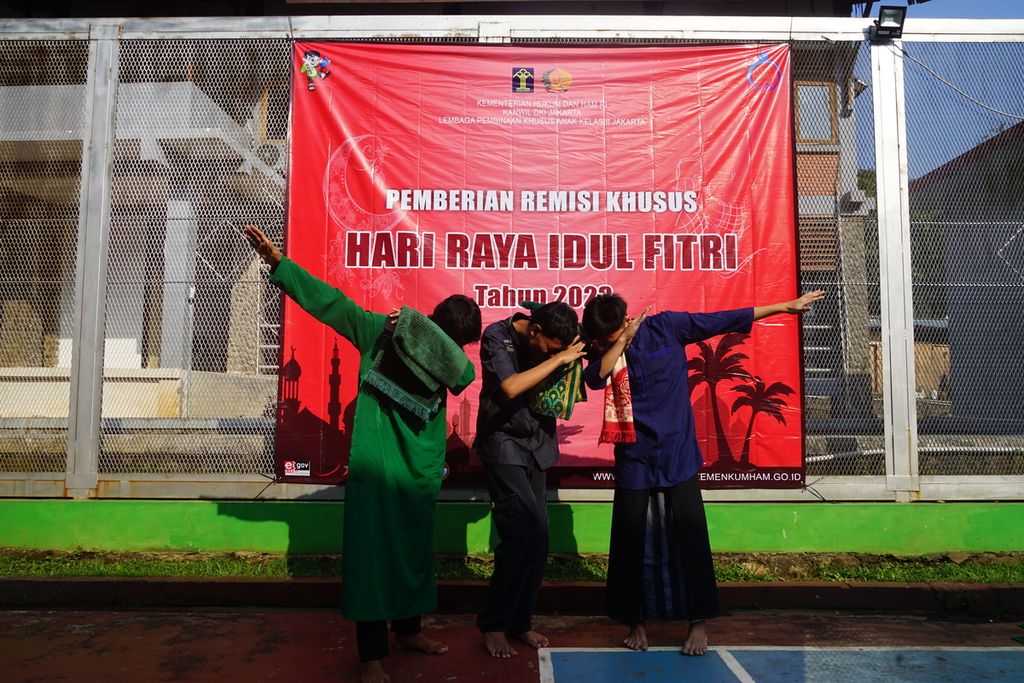 Anak-anak binaan di Lembaga Pembinaan Khusus Anak Kelas II Jakarta berpose seusai melaksanakan shalat Idul Fitri bersama di Jagakarsa, Jakarta Selatan, Sabtu (22/4/2023).