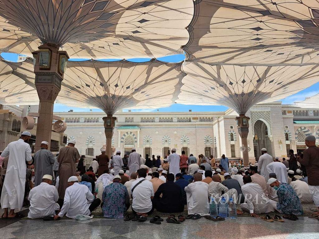 Shalat Jumat di Masjid Nabawi, kota Madinah, Arab Saudi, Jumat (14/7/2023) lalu. Masjid berkapasitas sejuta Muslimin-Muslimat itu adalah masjid terbesar kedua di dunia setelah Masjidil Haram di Mekkah.