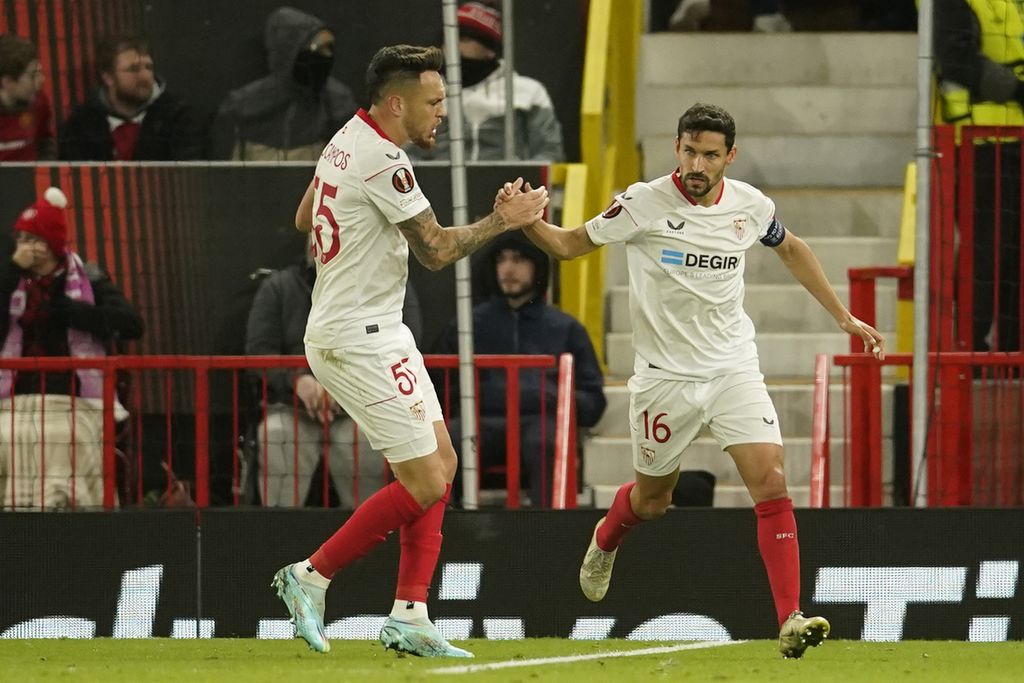 Pemain Sevilla, Jesus Navas (kanan), bersama Youssef En-Nesyri, merayakan gol pertama Sevilla ke gawang Manchester United pada laga pertama perempat final Liga Europa di Stadion Old Trafford, Manchester, Jumat (14/4/2023) dini hari WIB. Laga berakhir imbang 2-2.