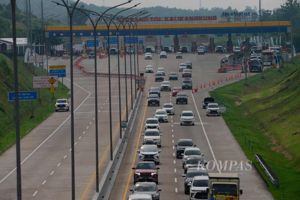 Kendaraan pemudik melintasi Gerbang Tol Kalikangkung, Kota Semarang, Jawa Tengah, Selasa (18/4/2023). Dalam beberapa hari ini diperkirakan arus kendaraan pemudik mulai terjadi dan memadati ruas jalan tol Trans-Jawa dan jalur pantura. 