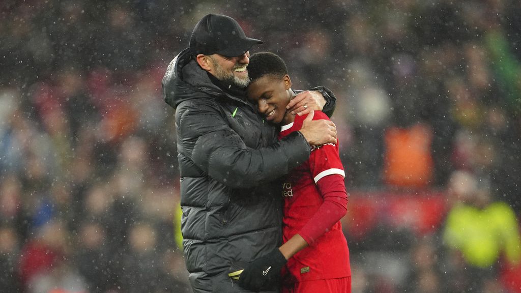 Manajer Liverpool Juergen Klopp memberi selamat kepada pemain muda, Trey Nyoni, seusai pertandingan putaran kelima Piala FA antara Liverpool dan Southampton di Stadion Anfield, Liverpool, Kamis (29/2/2024). Liverpool akan bertandang ke kandang Nottingham Forest dalam lanjutan pertandingan Liga Inggris, Sabtu (2/3/2024).