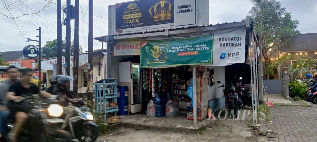 Salah satu warung madura 24 jam buka di pusat tongkrongan kopi-kopi Sudimoro, Kota Malang, Jawa Timur. Difoto pada Kamis (26/4/2024).