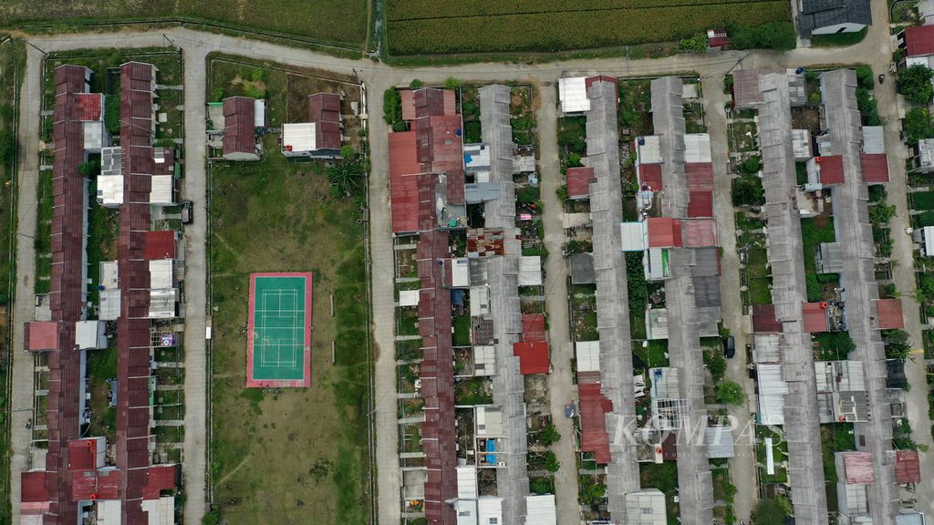 Foto udara rumah tapak di Kecamatan Tambun Utara, Kabupaten Bekasi, Jawa Barat, Kamis (6/10/2022). Tren kenaikan suku bunga kredit berpotensi membuat pasar perumahan melambat, bahkan hingga tahun 2023. 