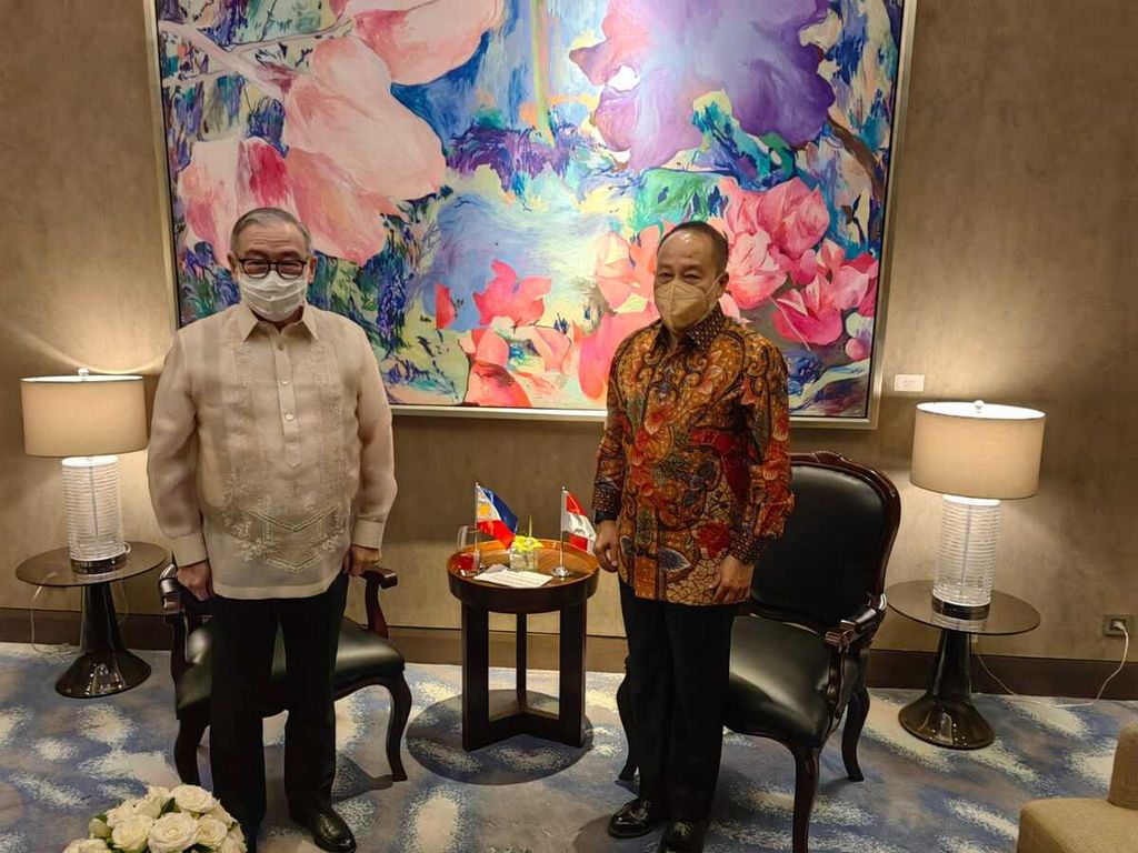 Duta Besar RI untuk Filipina Agus Widjojo (kanan) bertemu dengan Menteri Luar Negeri Filipina Theodoro Locsin Jr. untuk membahas peningkatan kerja sama bilateral RI-Filipina, 5 Mei 2022.