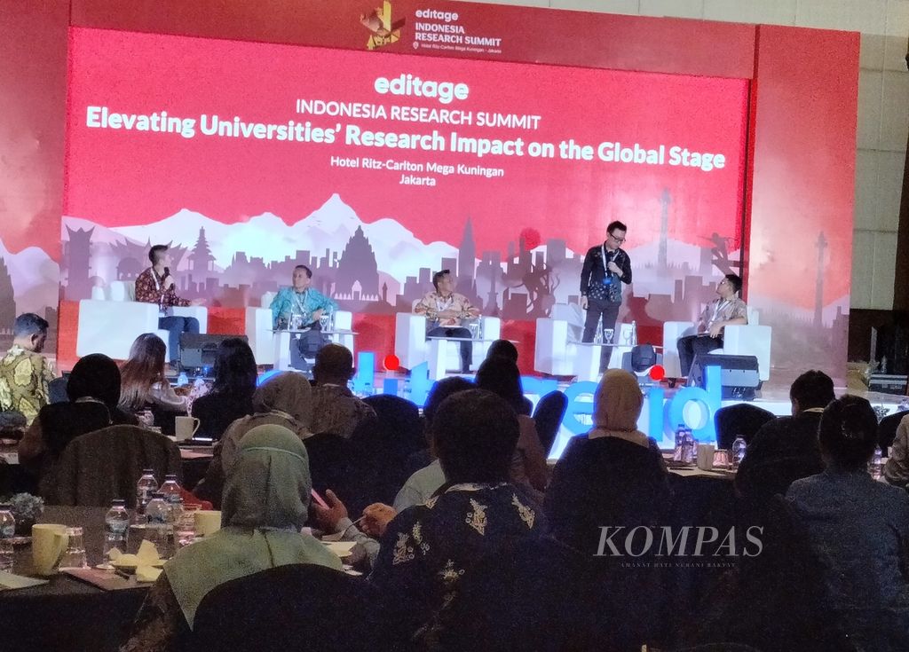Suasana diskusi panel bersama para akademisi di acara Editage Indonesia Research Summit di Jakarta, Kamis (29/2/2024). Diskui bertajuk Meningkatkan Dampak Penelitian Universitas di Kancah Global,