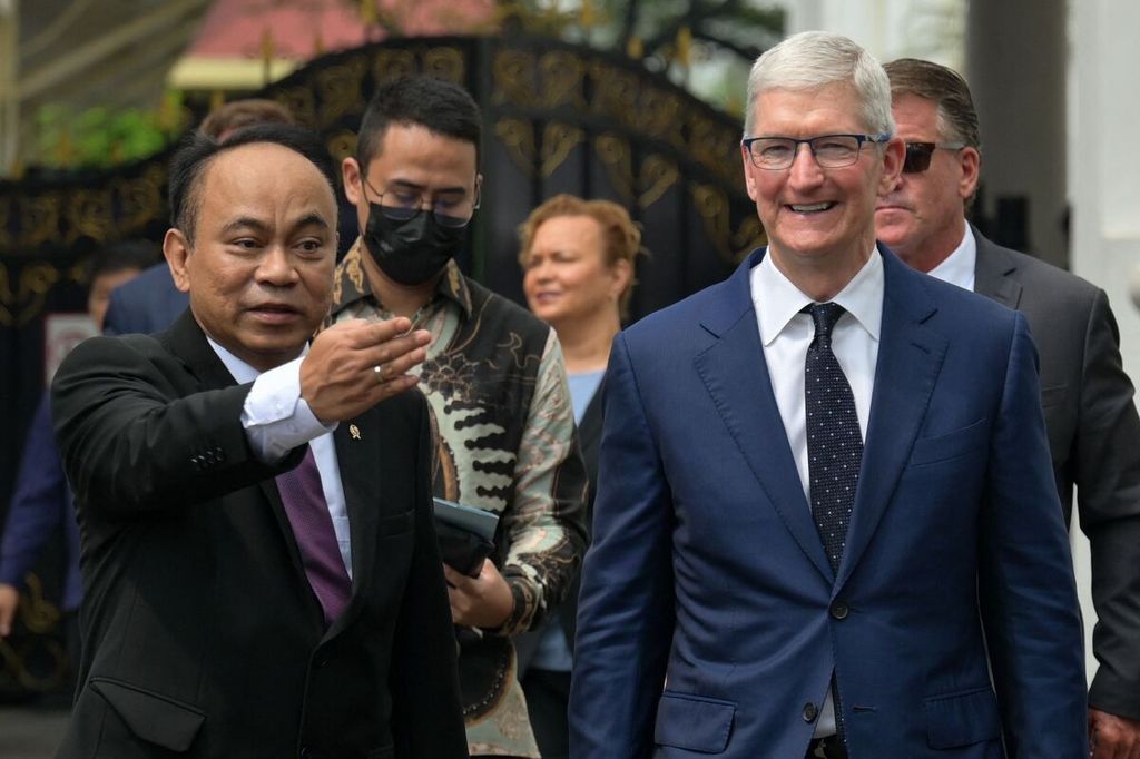 Apple CEO Tim Cook (right) walks with Minister of Communication and Information Budi Arie Setiadi (left) to meet with journalists after meeting with President Joko Widodo at the Merdeka Palace in Jakarta on Wednesday, (17/4/2024).