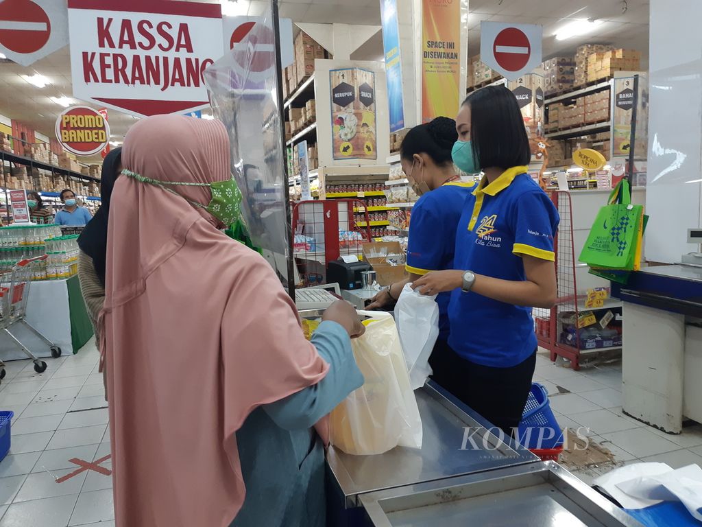 Pengunjung membeli minyak goreng di Pusat Belanja Moro Purwokerto, Banyumas, Jawa Tengah, Sabtu (19/2/2022). Pembelian dibatasi 1 orang 2 liter minyak goreng.