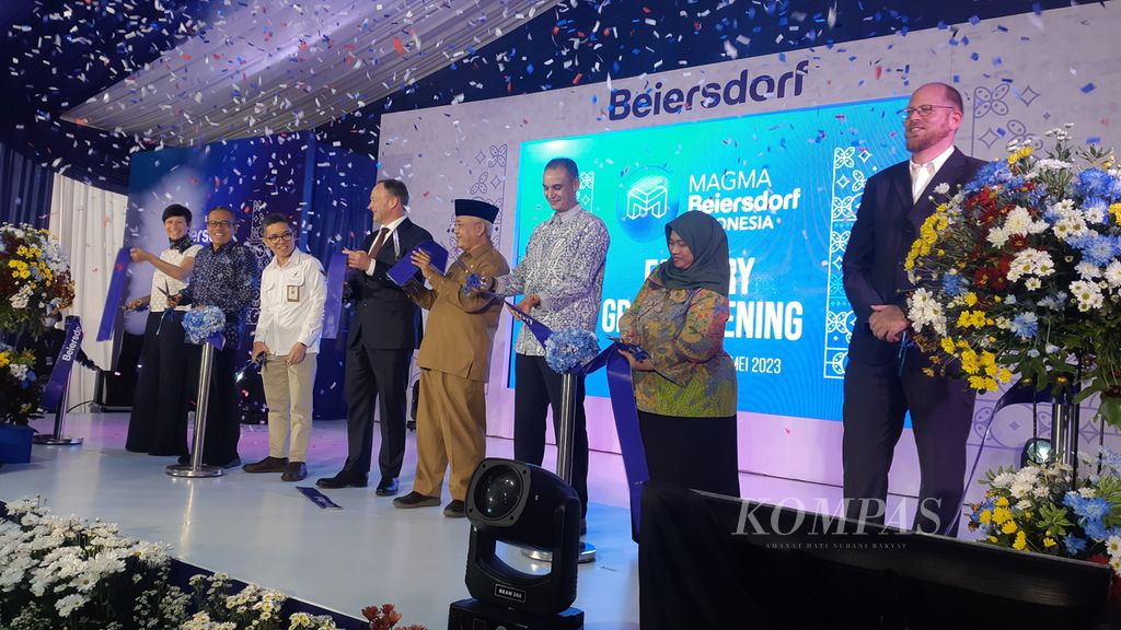 Untuk meningkatkan kapasitas produksi, PT Beiersdorf Indonesia melakukan ekspansi pabrik dengan nilai investasi sekitar Rp 500 miliar. Hal itu akan meningkatkan kapasitas produksi dari semula 9 juta buah produk menjadi 17 juta buah produk. Itu dilakukan untuk memenuhi kebutuhan pasar dalam negeri yang masih sangat luas. Acara peresmian pabrik baru itu dilakukan pada Selasa (30/5/2023).