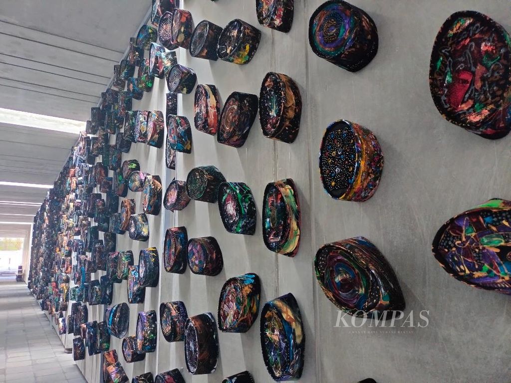 Ribuan kopiah dengan lukisan karya Nasirun menghiasi sepanjang lorong di jalan masuk menuju OHD Museum, Kota Magelang, Jawa Tengah, Selasa (27/6/2023). Karya itu ditampilkan dalam rangka pameran tunggal Nasirun bertajuk Perayaan Persahabatan. 
