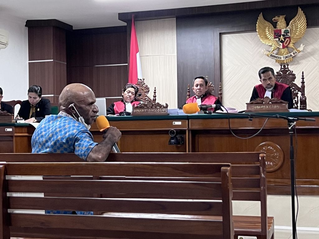 Pius Gobay, Kepala Distrik Paniai Timur, memberikan keterangan sebagai saksi dalam sidang kasus dugaan pelanggaran HAM berat Paniai, di Pengadilan Negeri Makassar, Sulawesi Selatan, Kamis (6/10/2022).