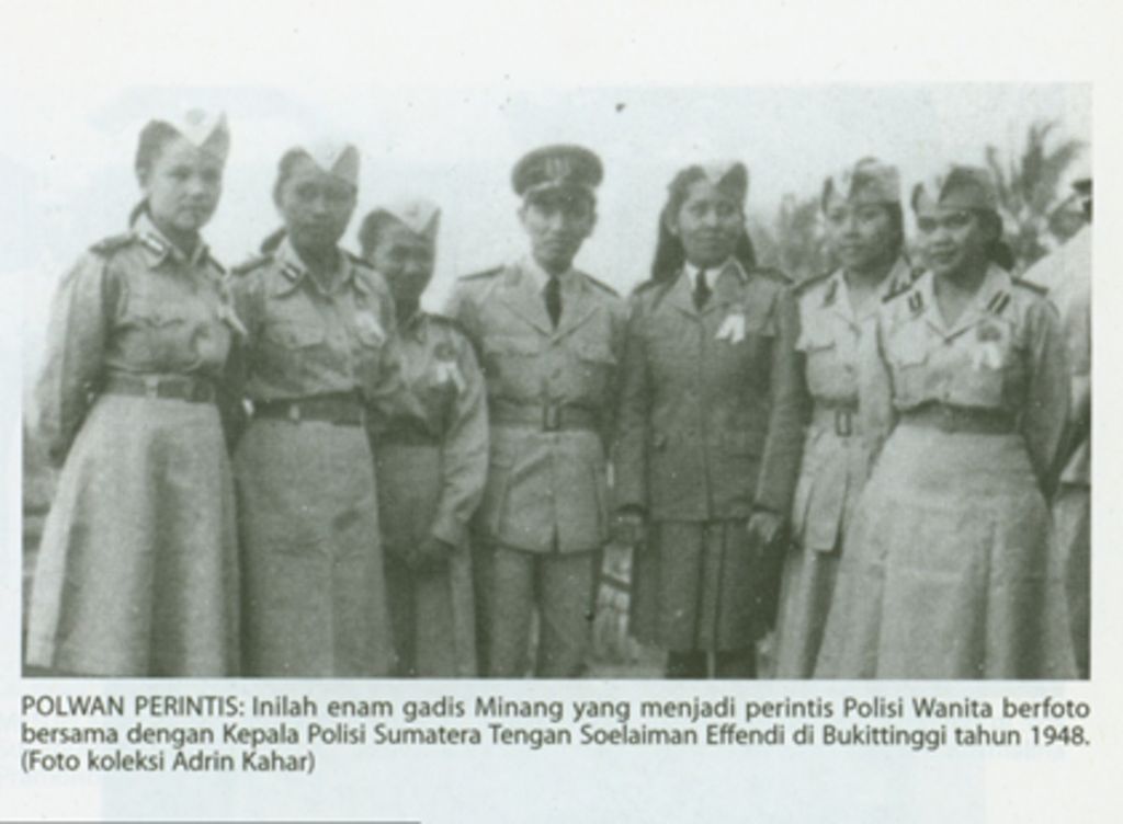 Enam polisi wanita pertama berfoto bersama Kepala Polisi Sumatera Tengah Soelaiman Effendi pada 1948.
