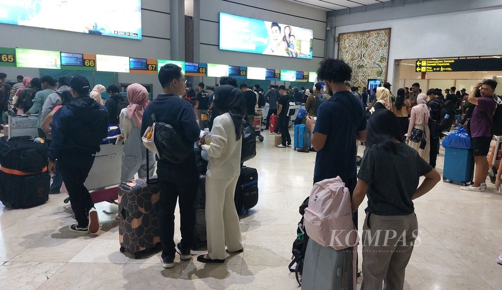 Penumpang berada di area pelaporan di Terminal 2 Bandara Internasional Soekarno-Hatta, Tangerang, Banten, Senin (8/4/2024).