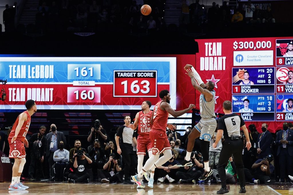 LeBron James sebagai kapten Tim LeBron melempar bola ke ring Tim Durant pada laga NBA All-Star 2022 di Rocket Mortgage Fieldhouse, Cleveland, Ohio, Minggu (20/2/2022). Lemparan itu berbuah poin dan menentukan kemenangan tim LeBron dengan skor 163-160.