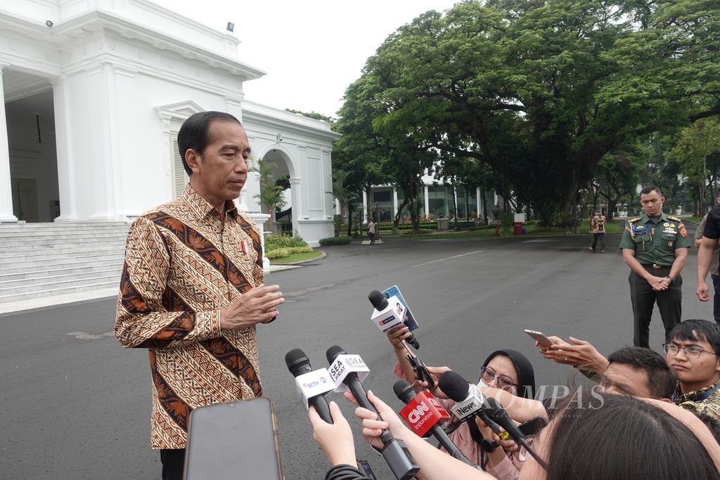 Presiden Joko Widodo menjawab pertanyaan awak media di halaman Istana Merdeka, Jakarta, Senin (4/12/2023). 