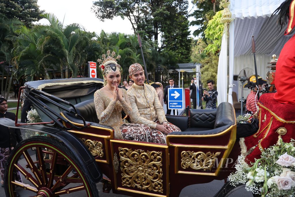 Pasangan pengantin Kaesang Pangarep dan Erina Gudono menaiki kereta yang ditarik kuda seusai menjalani upacara pernikahan di Pendopo Agung Royal Ambarrukmo, Kabupaten Sleman, Daerah Istimewa Yogyakarta, Sabtu (10/9/2022). 