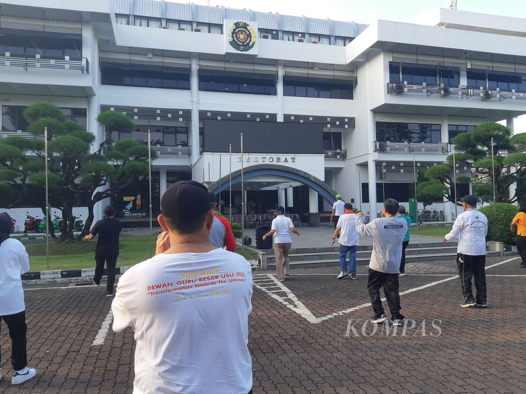 Dewan Guru Besar Universitas Sumatera Utara (USU) mengadakan senam pagi di halaman Kantor Biro Rektor USU, Medan, Sabtu (3/2/2024). 