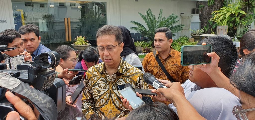 Menteri Kesehatan Budi Gunadi Sadikin seusai mengikuti rapat tertutup terkait peningkatan layanan kesehatan (SOPHI, SIHREN, InPULS) di Istana Merdeka, Jakarta, Jumat (6/10/2023).