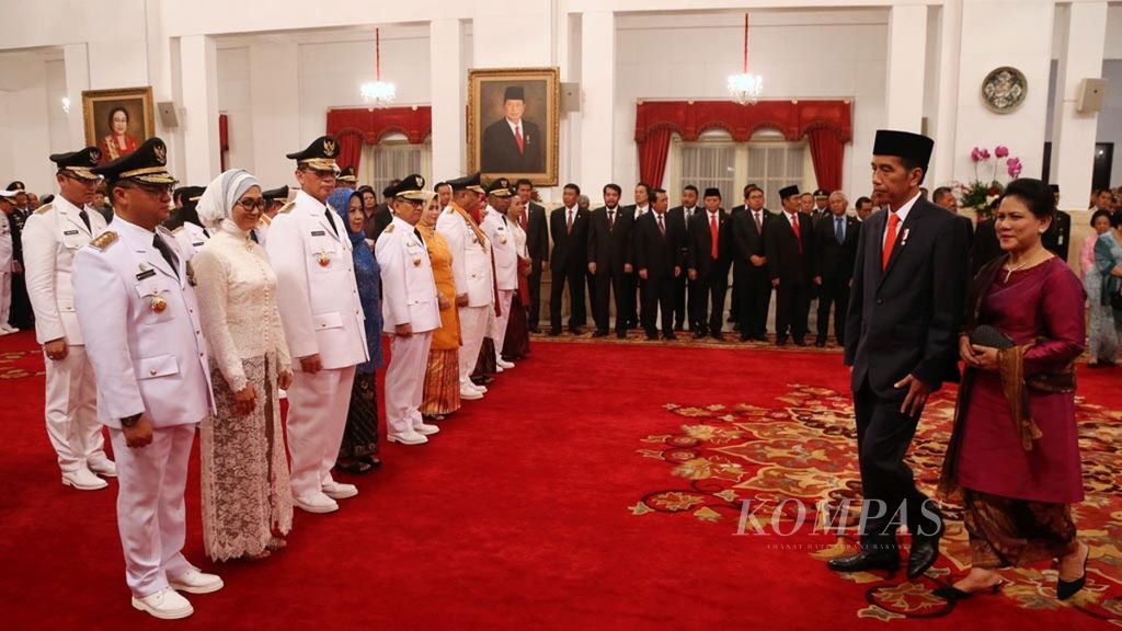 Presiden Joko Widodo dan Ibu Negara Iriana bersiap untuk memberikan ucapan selamat kepada gubernur dan wakil Gubernur hasil Pilkada 2017 yang dilantik di Istana Negara, Jakarta, Jumat (12/5/2017). 