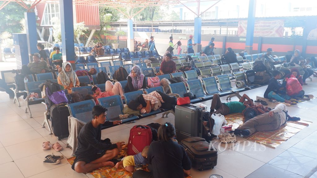 Calon penumpang kapal tujuan Surabaya, Jawa Timur, menunggu di terminal penumpang Pelabuhan Trisakti, Banjarmasin, Kalimantan Selatan, Selasa (2/4/2024). 