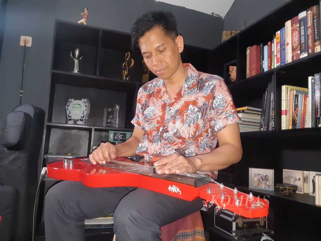 Amrus memainkan steel guitar di Jakarta, Kamis (15/9/2022).