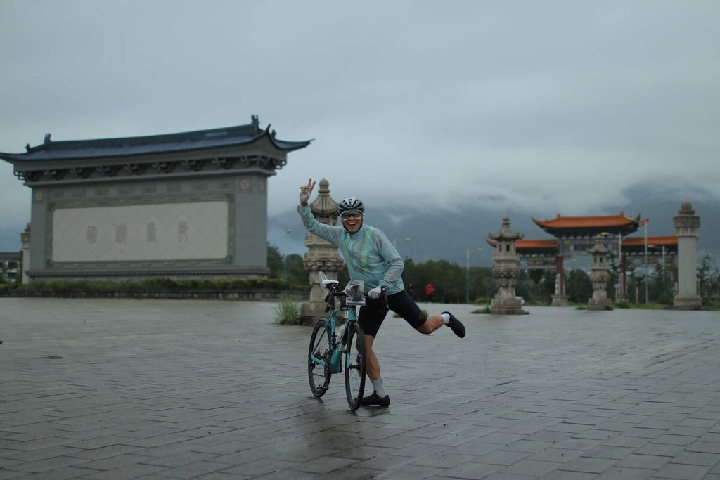 Pesepeda asal Indonesia yang melakukan perjalanan Jakarta-Paris Royke Lumowa telah tiba di China. Ia tiba di Kota Dali dan berfoto di depan kompleks pagoda.