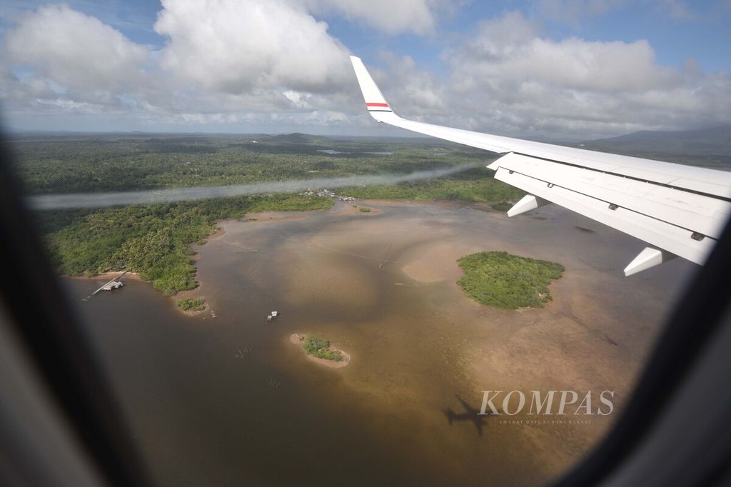 Pesawat Kepresidenan Indonesia-1 yang membawa rombongan Presiden Joko Widodo bersiap mendarat di Pangkalan TNI AU Raden Sadjad Natuna, Kepulauan Riau, Rabu (8/1/2020). 